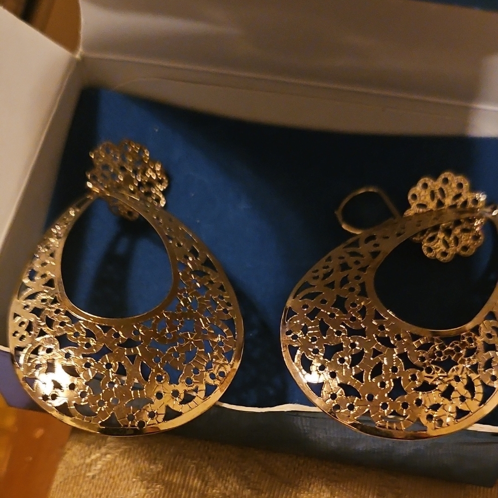 Avon Gold Filigree Earrings with Intricate Design